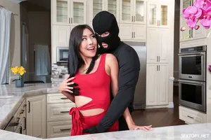 Dục vọng của cô em họ bé nhỏ
