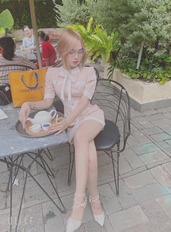 Cô gái xinh đẹp cởi đồ và chờ bạn chăm sóc cô ấy