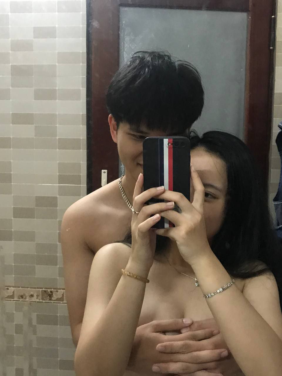 Cấp trên phát hiện em thư ký khoe vú khủng trên mạng nên đã lên kế hoạch đi công tác